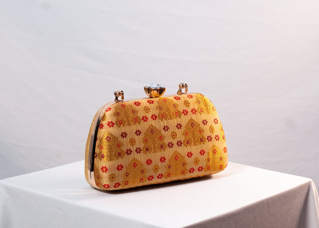 Paat Muga Mekhela  Clutch